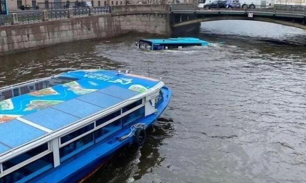 Αγία Πετρούπολη: Λεωφορείο έπεσε σε ποτάμι - Αγωνία για τους επιβάτες